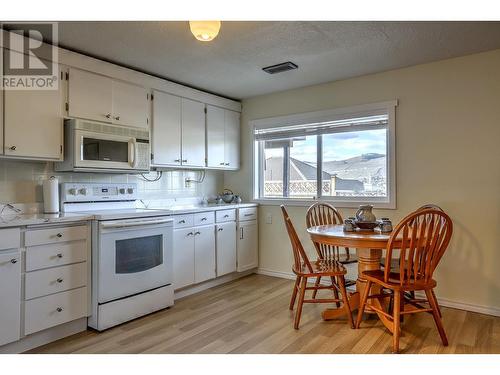 4203 15 Crescent, Vernon, BC - Indoor Photo Showing Kitchen