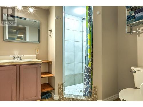 4203 15 Crescent, Vernon, BC - Indoor Photo Showing Bathroom