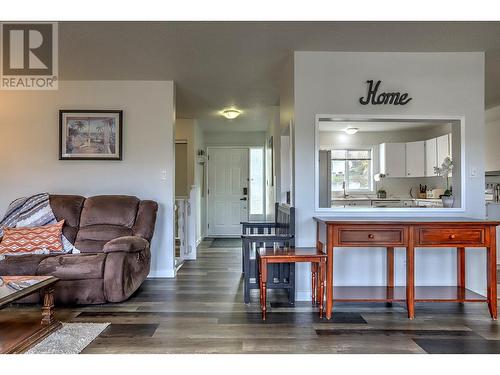 4203 15 Crescent, Vernon, BC - Indoor Photo Showing Living Room