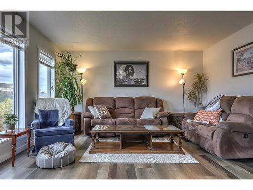 4203 15 Crescent, Vernon, BC - Indoor Photo Showing Living Room