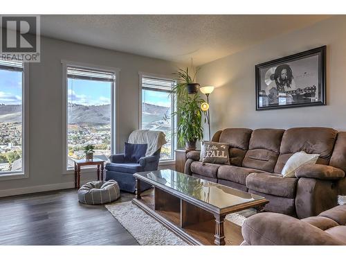 4203 15 Crescent, Vernon, BC - Indoor Photo Showing Living Room