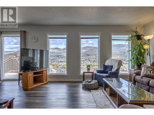 4203 15 Crescent, Vernon, BC - Indoor Photo Showing Living Room