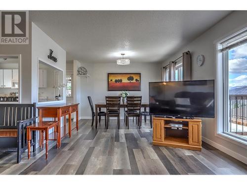 4203 15 Crescent, Vernon, BC - Indoor Photo Showing Living Room