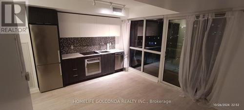 809 - 2 Sonic Way, Toronto, ON - Indoor Photo Showing Kitchen