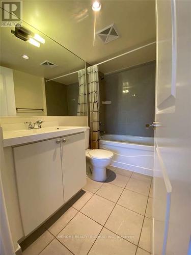 1723 - 500 Doris Avenue, Toronto, ON - Indoor Photo Showing Bathroom