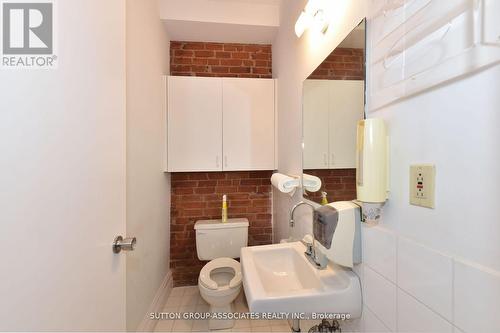 157 Gerrard Street E, Toronto, ON - Indoor Photo Showing Bathroom