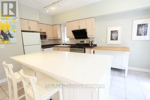 16 Crispin Court, Markham, ON - Indoor Photo Showing Kitchen