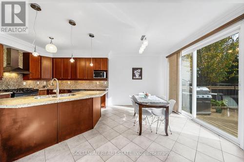 33 Alyssum Court, Richmond Hill, ON - Indoor Photo Showing Kitchen With Double Sink