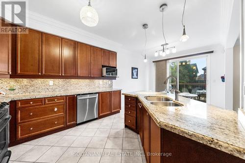 33 Alyssum Court, Richmond Hill, ON - Indoor Photo Showing Kitchen With Double Sink