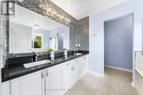 33 Alyssum Court, Richmond Hill, ON - Indoor Photo Showing Bathroom