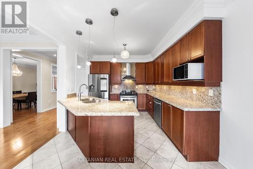 33 Alyssum Court, Richmond Hill, ON - Indoor Photo Showing Kitchen With Double Sink With Upgraded Kitchen