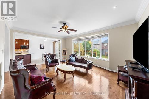 33 Alyssum Court, Richmond Hill, ON - Indoor Photo Showing Living Room