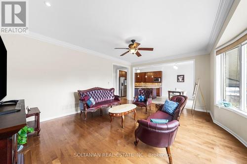 33 Alyssum Court, Richmond Hill, ON - Indoor Photo Showing Living Room