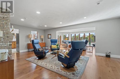 5735 Huron Church Line Road, Lasalle, ON - Indoor Photo Showing Living Room