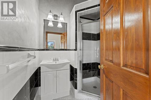 5735 Huron Church Line Road, Lasalle, ON - Indoor Photo Showing Bathroom