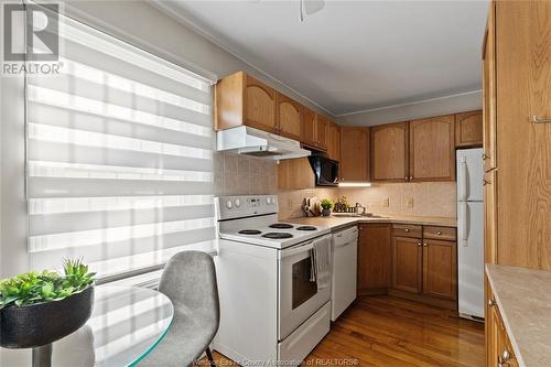 953 Lena Avenue, Windsor, ON - Indoor Photo Showing Kitchen