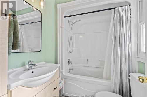 953 Lena Avenue, Windsor, ON - Indoor Photo Showing Bathroom