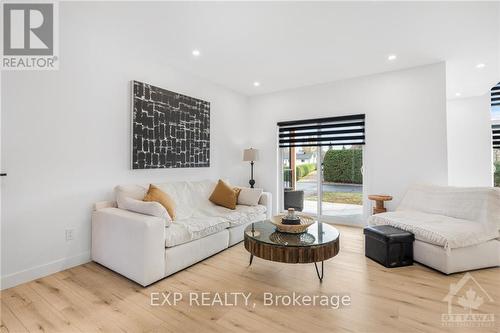 602 Telegraph Street, Alfred And Plantagenet, ON - Indoor Photo Showing Living Room