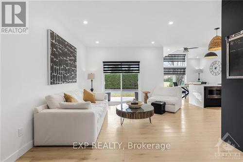 602 Telegraph Street, Alfred And Plantagenet, ON - Indoor Photo Showing Living Room