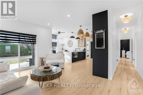 602 Telegraph Street, Alfred And Plantagenet, ON - Indoor Photo Showing Living Room