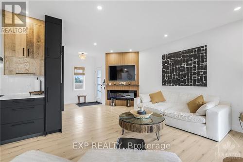 602 Telegraph Street, Alfred And Plantagenet, ON - Indoor Photo Showing Living Room