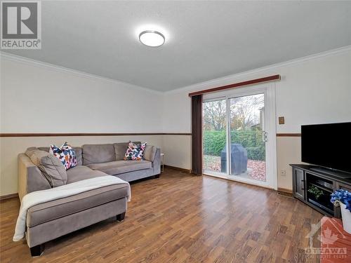 6337 Viseneau Drive, Ottawa, ON - Indoor Photo Showing Living Room