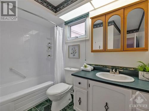 6337 Viseneau Drive, Ottawa, ON - Indoor Photo Showing Bathroom