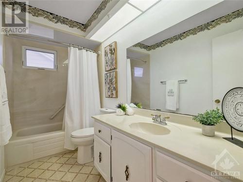 6337 Viseneau Drive, Ottawa, ON - Indoor Photo Showing Bathroom