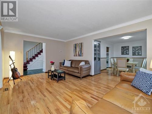 6337 Viseneau Drive, Ottawa, ON - Indoor Photo Showing Living Room