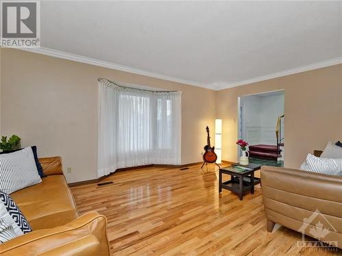 6337 Viseneau Drive, Ottawa, ON - Indoor Photo Showing Living Room