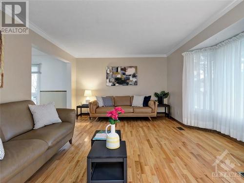 6337 Viseneau Drive, Ottawa, ON - Indoor Photo Showing Living Room