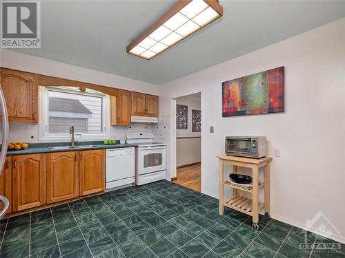 6337 Viseneau Drive, Ottawa, ON - Indoor Photo Showing Kitchen