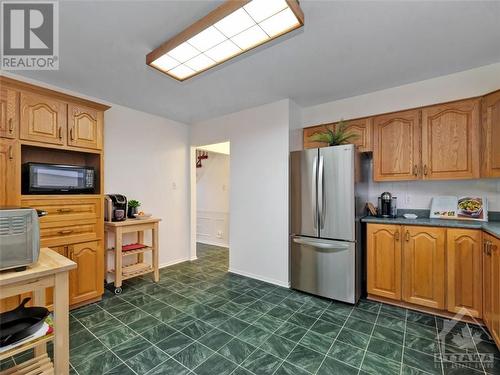 6337 Viseneau Drive, Ottawa, ON - Indoor Photo Showing Kitchen