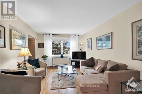 2536 Traverse Drive, Ottawa, ON - Indoor Photo Showing Living Room