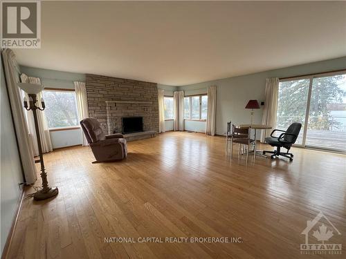 5328 Kilby Lane, Ottawa, ON - Indoor Photo Showing Living Room With Fireplace