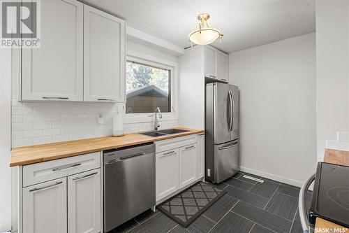 135 Middleton Crescent, Saskatoon, SK - Indoor Photo Showing Kitchen With Double Sink