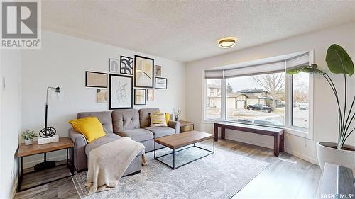 110 Petersmeyer Street, Regina, SK - Indoor Photo Showing Living Room