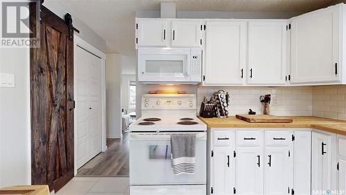 110 Petersmeyer Street, Regina, SK - Indoor Photo Showing Kitchen