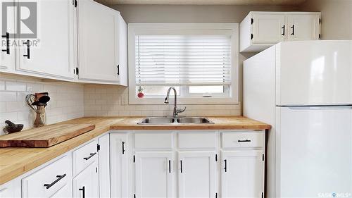 110 Petersmeyer Street, Regina, SK - Indoor Photo Showing Kitchen With Double Sink