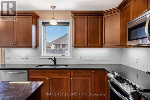 1480 Horseshoe Crescent, London, ON - Indoor Photo Showing Kitchen With Double Sink