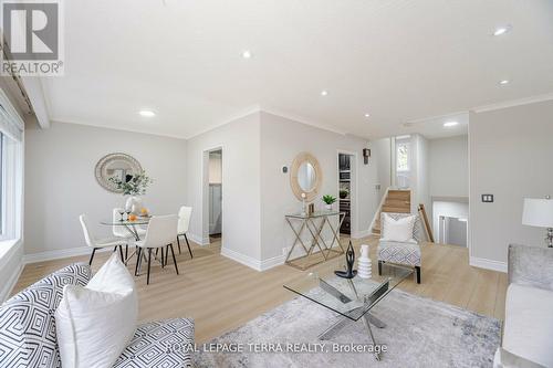 114 Milford Haven Drive, Toronto, ON - Indoor Photo Showing Living Room