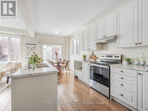 1191 Kettering Drive, Oshawa, ON - Indoor Photo Showing Kitchen With Upgraded Kitchen