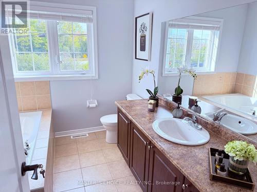 656 North Lake Road, Richmond Hill, ON - Indoor Photo Showing Bathroom