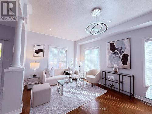 656 North Lake Road, Richmond Hill, ON - Indoor Photo Showing Living Room