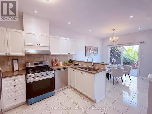 656 North Lake Road, Richmond Hill, ON - Indoor Photo Showing Kitchen With Double Sink