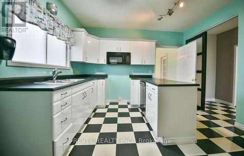 283 Pine Street S, Timmins (Timmins South - East), ON - Indoor Photo Showing Kitchen With Double Sink