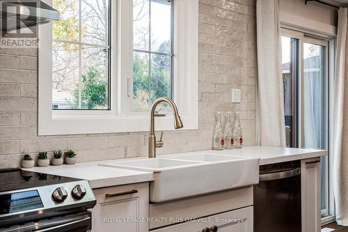 488 Kenmarr Crescent, Burlington, ON - Indoor Photo Showing Kitchen With Double Sink With Upgraded Kitchen