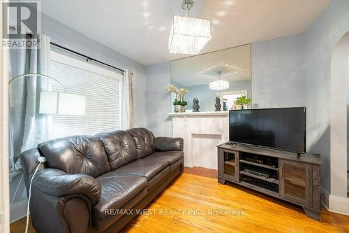 3 Chambers Avenue, Toronto, ON - Indoor Photo Showing Living Room