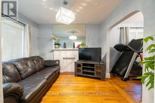 3 Chambers Avenue, Toronto, ON - Indoor Photo Showing Living Room