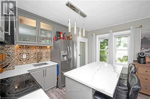 6024 Dixon Street, Niagara Falls, ON - Indoor Photo Showing Kitchen